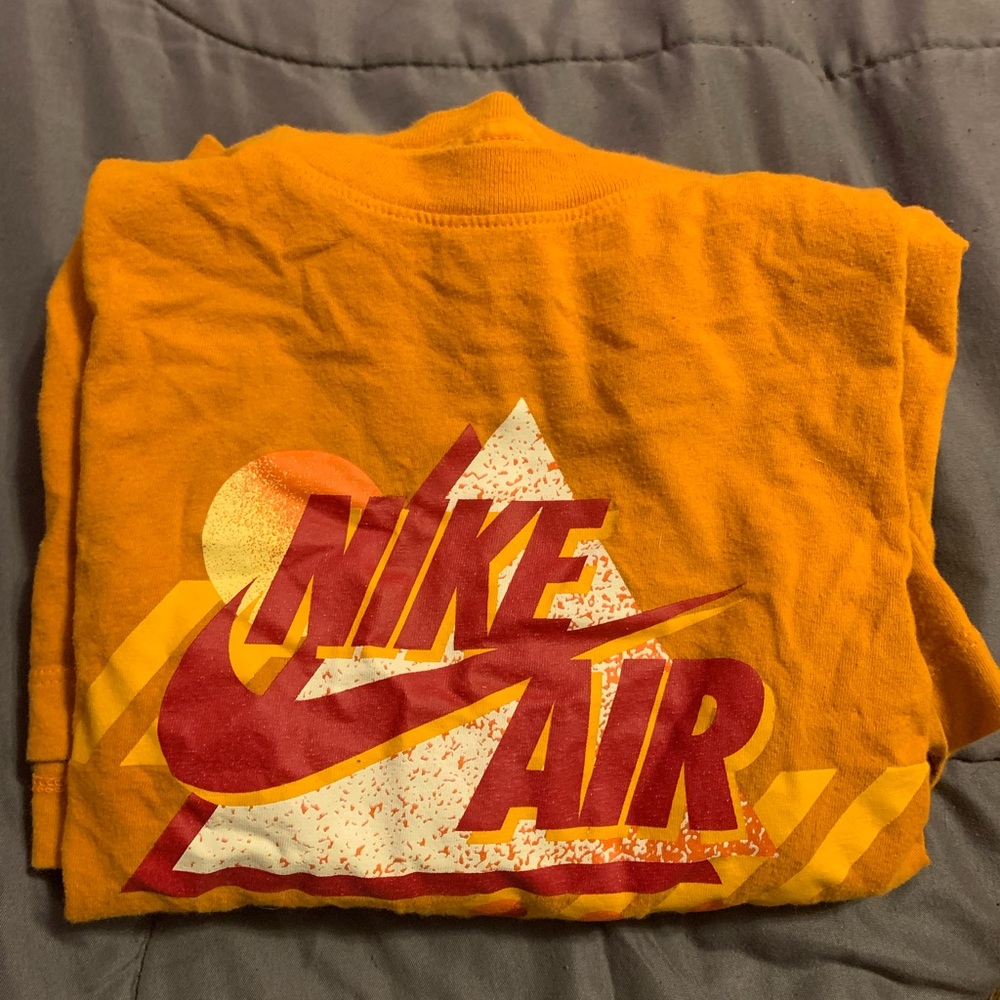 Small womens nike air graphic tee